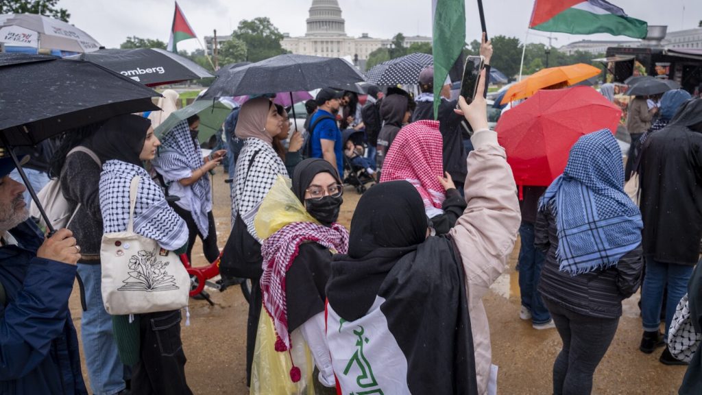Centinaia di manifestanti filo-palestinesi si riuniscono sotto la pioggia nella capitale per ricordare il presente e il doloroso passato