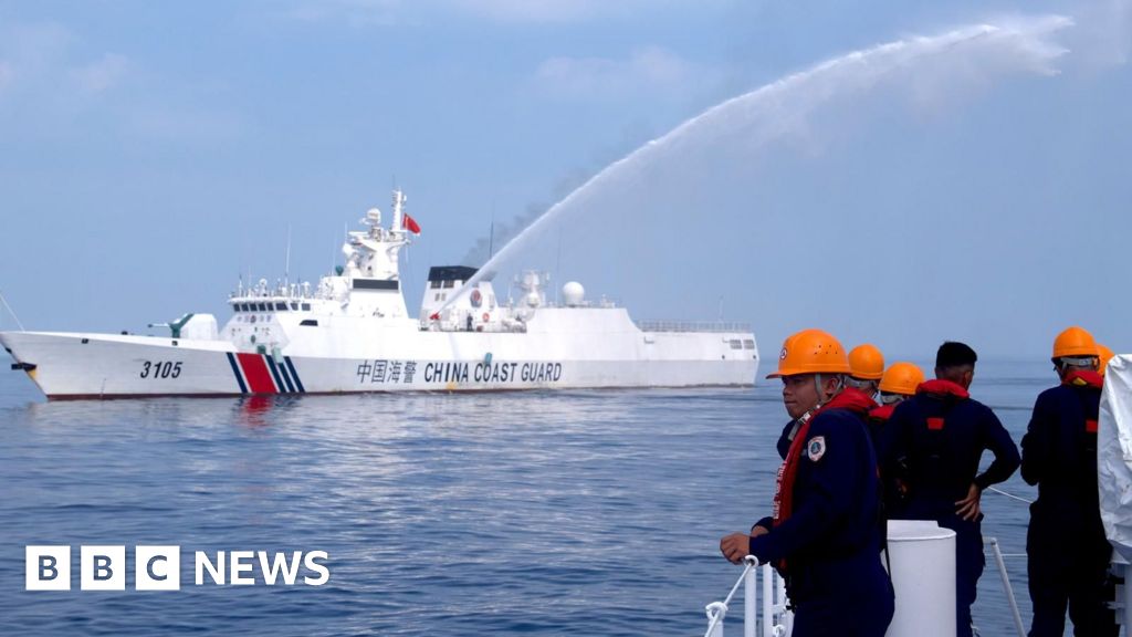 La BBC a bordo di una barca inseguita dalla Cina nel Mar Cinese Meridionale
