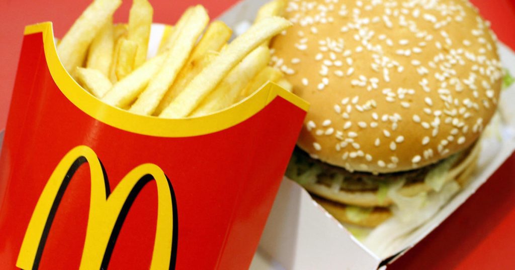 McDonald's sta valutando la possibilità di offrire un pasto da 5 dollari per riconquistare i clienti.  Ecco cosa otterrai.