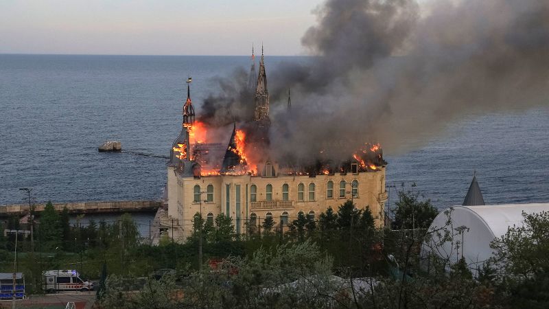 Odessa: il “castello di Harry Potter” in Ucraina prende fuoco dopo l’attacco missilistico russo che uccide 5 persone