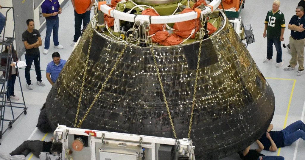 Un ispettore della NASA è turbato dagli estesi danni allo scudo termico del modulo lunare