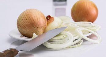 Cipolla, ogni volta che la tagli non smetti di piangere: prova questo infallibile sistema | Basta un bicchiere di acqua
